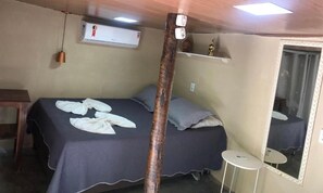 Familienchalet, eigener Pool, Gartenblick | 2 Schlafzimmer, Zimmersafe, Verdunkelungsvorhänge, Bügeleisen/Bügelbrett
