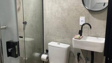 Chalet, varias camas, balcón, vistas al jardín | Baño | Secador de pelo