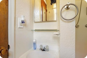 Douche, sèche-cheveux, serviettes fournies, savon