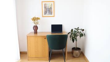 Quarto casal ou duplo luxo, sacada, vista para a cidade | Frigobar, escrivaninha, espaço de trabalho para notebook