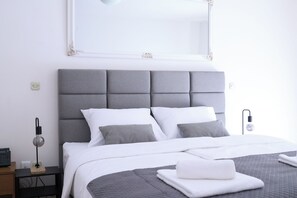 Minibar, escritorio y espacio para trabajar con laptop 