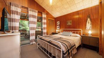 2 makuuhuonetta, työpöytä, silitysrauta/-lauta, ilmainen Wi-Fi