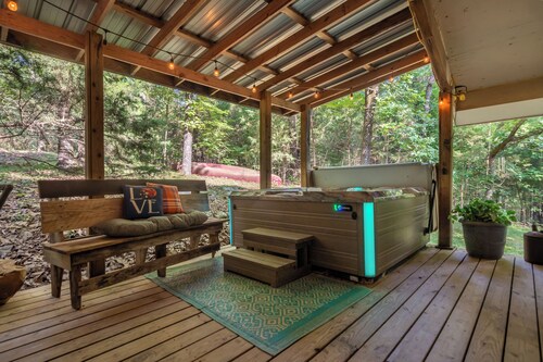 Hillside Haven secluded vintage cabin with hot tub