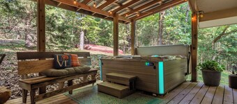 Hillside Haven secluded vintage cabin with hot tub