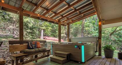 Hillside Haven secluded vintage cabin with hot tub