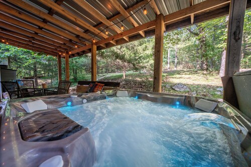 Hillside Haven secluded vintage cabin with hot tub