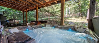 Hillside Haven secluded vintage cabin with hot tub