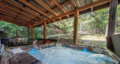 Hillside Haven secluded vintage cabin with hot tub