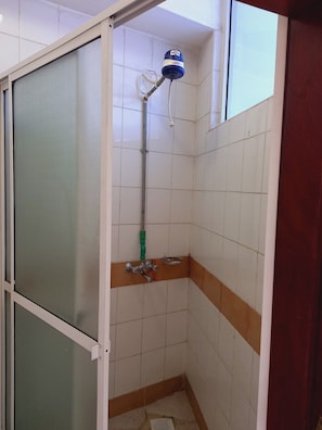 Deluxe Twin Room, City View | Bathroom | Shower, towels, soap, shampoo - Nairobi Fahari Tripple Suites (Nairobi)