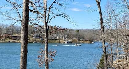 Serenity Cove Cottage - Lakefront, Hot Tub