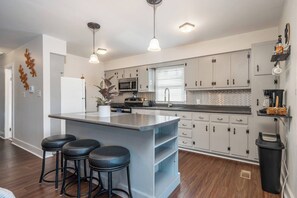 冷蔵庫、電子レンジ、オーブン、コンロ