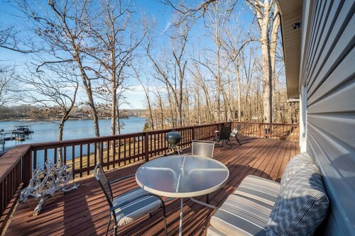 Serenity Cove Cottage - Lakefront, Hot Tub