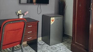 Desk, laptop workspace - ZOHZEE GUEST HOUSE (Tema)