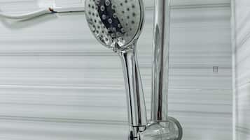 Douche, serviettes fournies, savon, shampoing