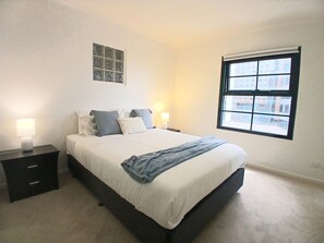 3 室のベッドルーム、デスク、アイロン / アイロン台、旅行用ベビーベッド