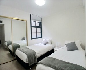 3 室のベッドルーム、デスク、アイロン / アイロン台、旅行用ベビーベッド