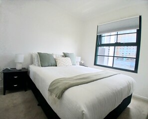 3 makuuhuonetta, työpöytä, silitysrauta/-lauta, vauvan matkasänky