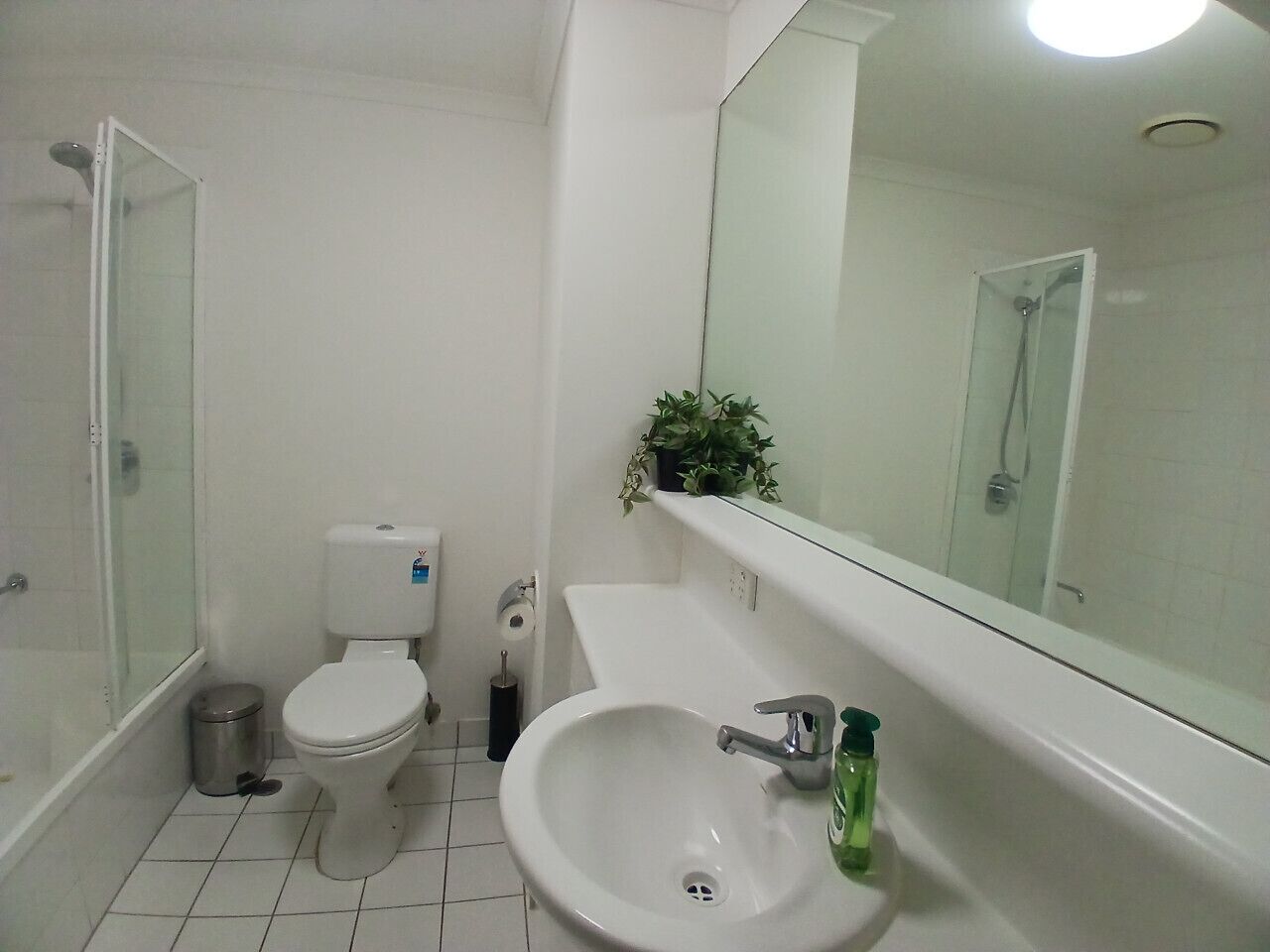 Un baño con inodoro, lavamanos y ducha.