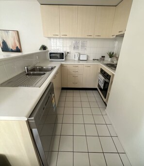 冷蔵庫、電子レンジ、オーブン、コンロ