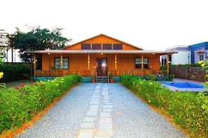 Kashmir 03 bedroom cottage with pool | Desk, blackout curtains, soundproofing, iron/ironing board - Aanandam Resort and Spa Pushkar (Pushkar)
