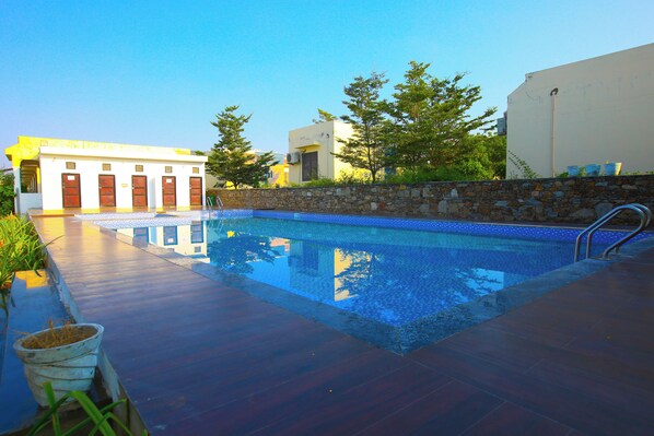 Outdoor pool - Aanandam Resort and Spa Pushkar (Pushkar)