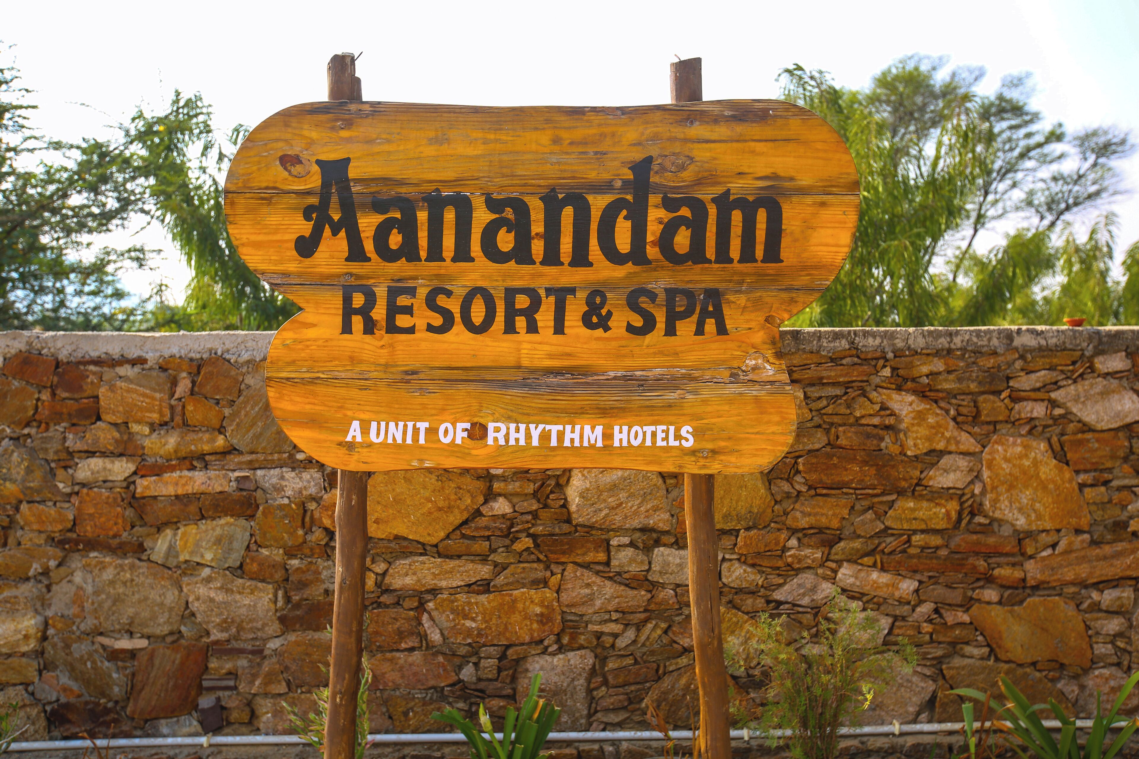 Señal de madera del Manandam Resort & Spa, una división de Rhythm Hotels.