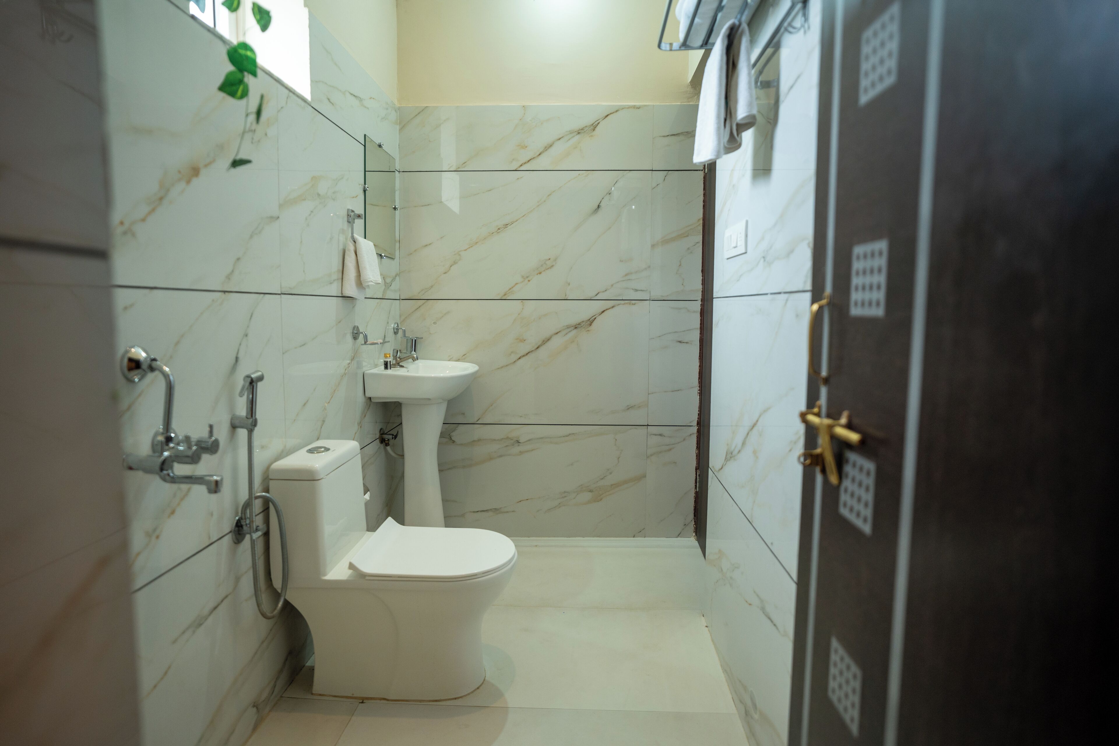 Un baño con inodoro, lavamanos y ducha.