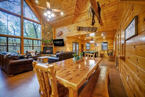 Interior - Breckoma Lodge sleep 20 w/ pool table/bocce/hotTub (Broken Bow)