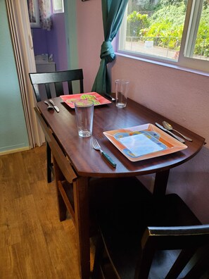 Dining - Budget Downtown Studio-F Queen,  AC, WIFI & 4 free Streamers! (Wailuku)