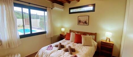 1 habitación, tabla de planchar con plancha, wifi y ropa de cama