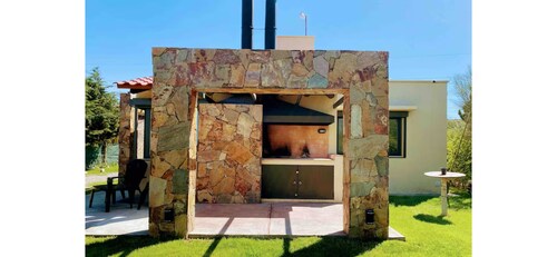 Cozy cabin in charming Las Compuertas, Mendoza, Argentina with Pool,AC,WiFi,