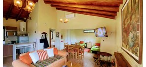 Smart TV, fireplace - Cozy cabin in charming Las Compuertas, Mendoza, Argentina with Pool,AC,WiFi, (LAS COMPUERTAS)
