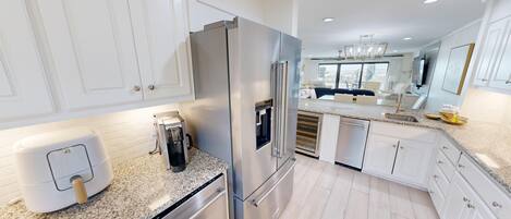 冰箱、微波炉、烤箱、炉灶