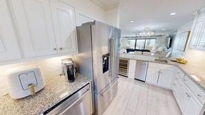 Køleskab, mikrobølgeovn, ovn, kogeplade