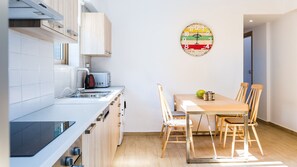 冷蔵庫、電子レンジ、オーブン、食器洗い機