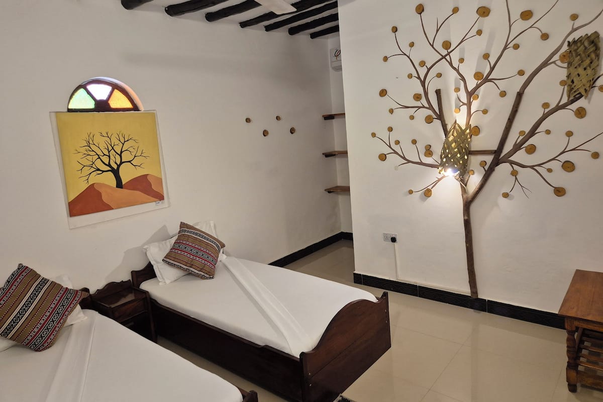 Iron/ironing board, free WiFi, bed sheets