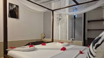 Tabla de planchar con plancha, wifi gratis y ropa de cama