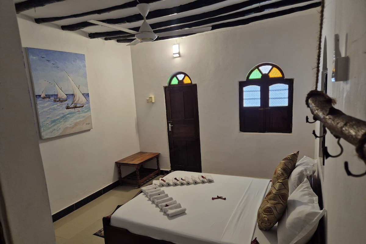 Traditional Double Room | Iron/ironing board, free WiFi, bed sheets