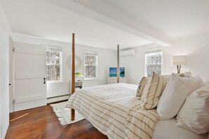 5 bedrooms, desk, iron/ironing board, free WiFi - 5-Bedroom Vacation Haven with Pool! (Brewster)