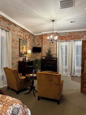 Deluxe Suite, Non Smoking, Kitchenette | Living area | 24-inch Smart TV with digital channels - The Osceola Hotel and Event Center (Donalsonville)