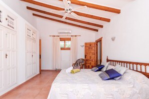 3 soverom, safe på rommet, strykejern/-brett og reiseseng for barn