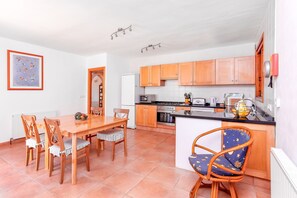 Kjøleskap, mikrobølgeovn, ovn og oppvaskmaskin