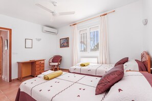 3 bedrooms, in-room safe, iron/ironing board, travel crib