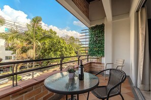 Appartement, 1 grand lit, balcon, vue ville | Vue de la chambre