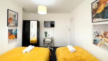 5 habitaciones y tabla de planchar con plancha