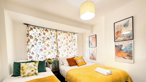 5 bedrooms, iron/ironing board - Warland House London  (London)