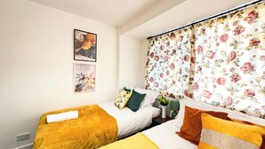 5 bedrooms, iron/ironing board - Warland House London  (London)
