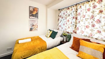 5 dormitorios y tabla de planchar con plancha