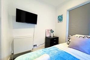 5 bedrooms, iron/ironing board