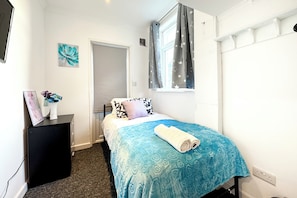 5 bedrooms, iron/ironing board - Warland House London  (London)